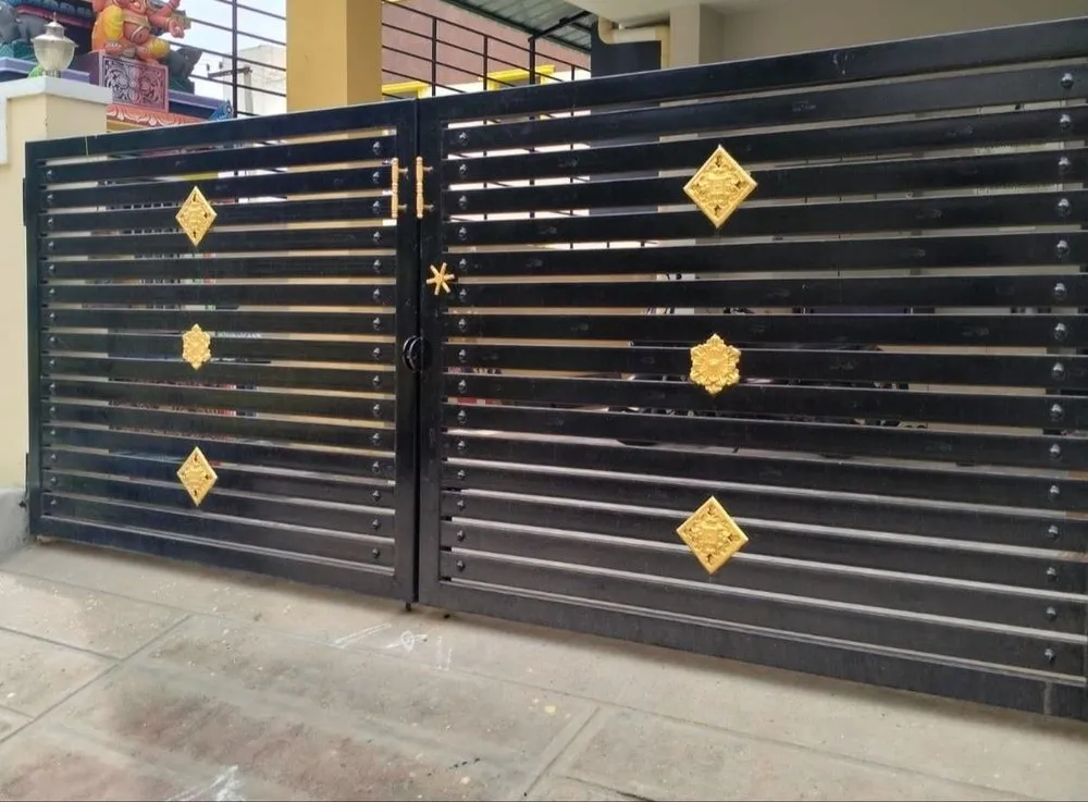 So sánh cổng sắt mỹ thuật và cổng inox: Nên chọn loại nào? Cổng sắt mỹ thuật