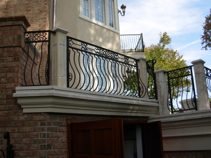 So sánh lan can sắt mỹ thuật và lan can inox: Nên chọn loại nào? Đặc điểm và ưu điểm của lan can sắt mỹ thuật