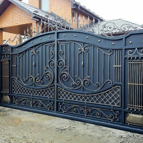 Xu hướng thiết kế cổng sắt mỹ thuật 2024: Mẫu mã và chất liệu phổ biến Kết hợp màu sắc trong thiết kế cổng sắt mỹ thuật