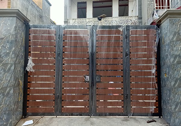 Mẫu cổng sắt 4 cánh đẹp, hiện đại, đơn giản