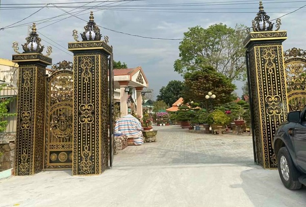 Cửa cổng nhôm đúc