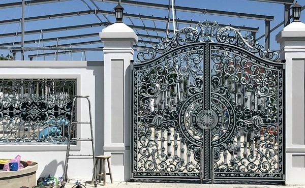 Cửa cổng nhôm đúc