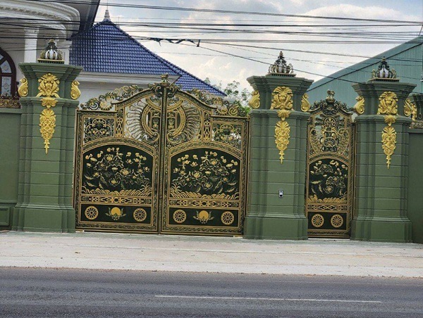 Cửa cổng nhôm đúc