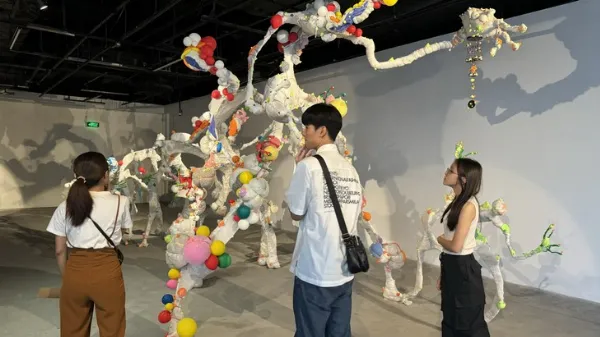 alt Khách tham quan chiêm ngưỡng các tác phẩm sắt mỹ thuật tại triển lãm