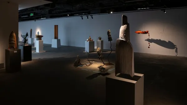 alt Một góc khác của triển lãm, trưng bày các tác phẩm sắt mỹ thuật với kích thước và chất liệu đa dạng