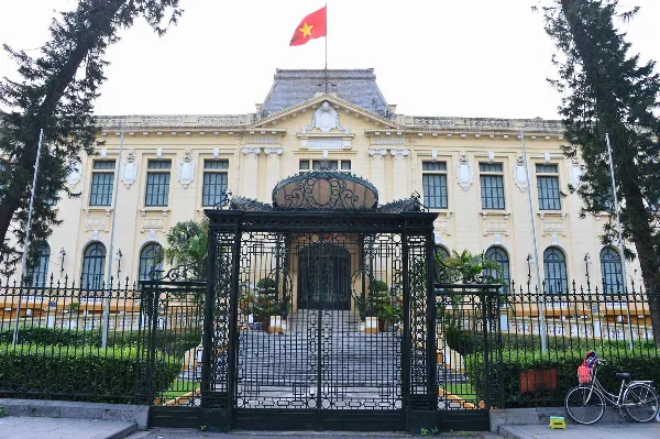 Cánh cổng nhà khách chính phủ mang vẻ đẹp thanh thoát, cổ điển