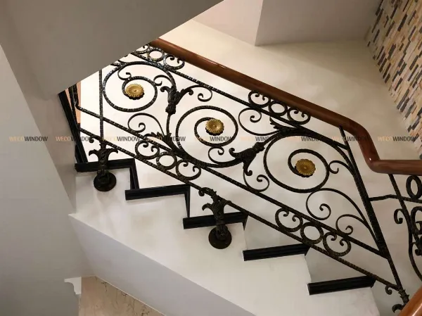 Mẫu cầu thang sắt mỹ thuật đẹp với họa tiết cầu kỳ.