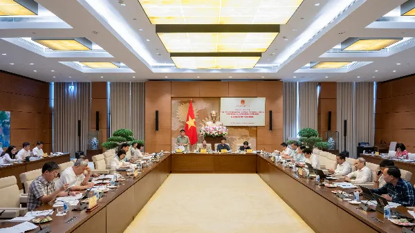 Alt: Các sản phẩm sắt mỹ thuật được trưng bày