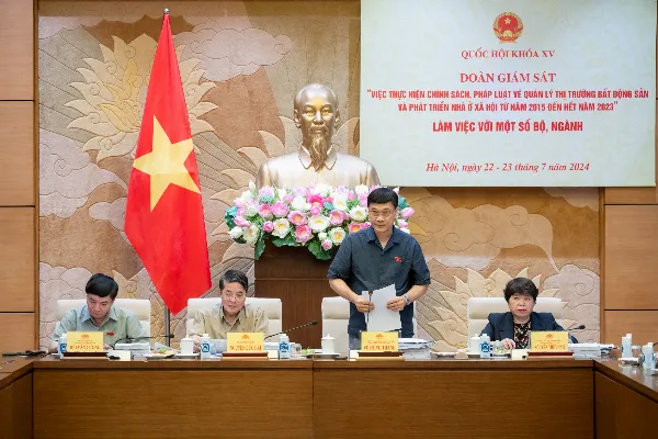 Alt: Cổng sắt mỹ thuật với hoa văn tinh xảo