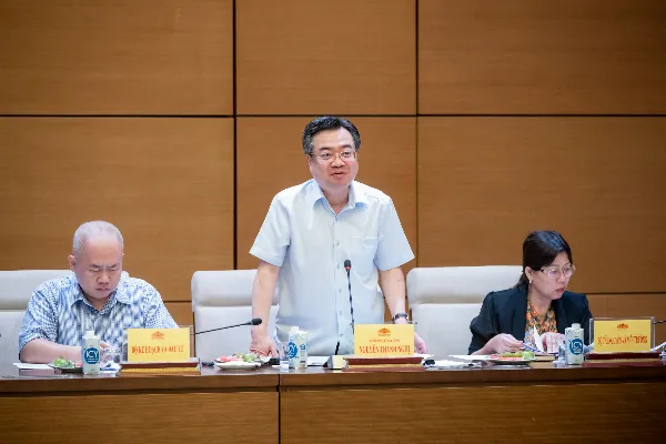 Alt: Lan can sắt mỹ thuật uốn lượn tinh tế