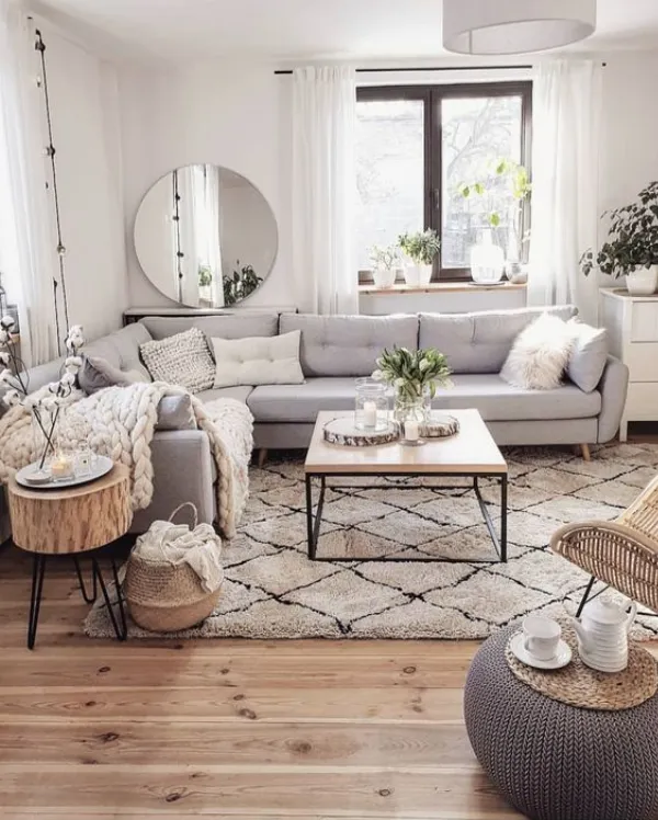 alt text: Một chiếc gương treo tường với khung sắt mỹ thuật được thiết kế tinh xảo, tạo nên điểm nhấn sang trọng và hiện đại cho phòng khách.