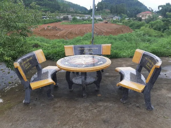 bàn ghế đá vàng ghi