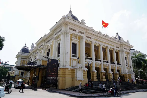 Cổng vào Nhà hát Lớn Hà Nội