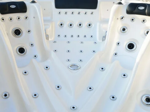 Hệ thống mắt sục dày đặc bố trí hợp lý có tác dụng massage, xoa bóp vai gáy, cổ, lưng và chân cho cả ghế ngồi và lounge