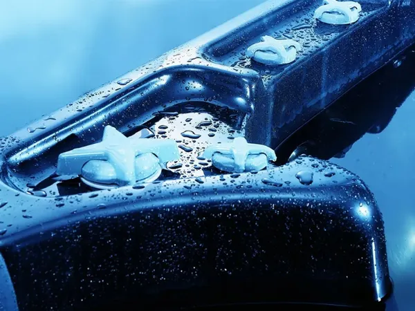 Hệ thống van điều khiển được bố trí tiện lợi ở thành bồn