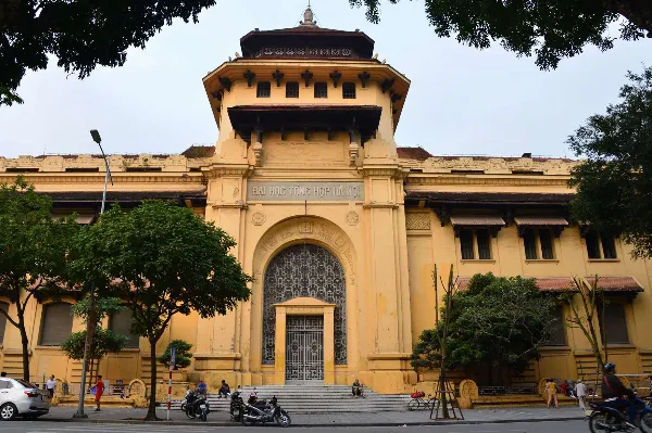 Hoa văn cửa ra vào Đại học Đông Dương