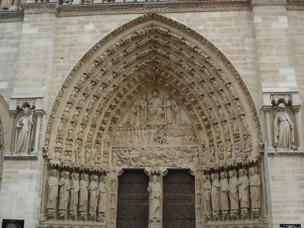 Hoa văn trên cửa gỗ Nhà thờ Đức Bà Paris