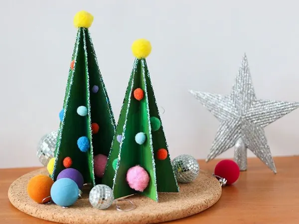 Những cây thông làm từ giấy carton tái chế