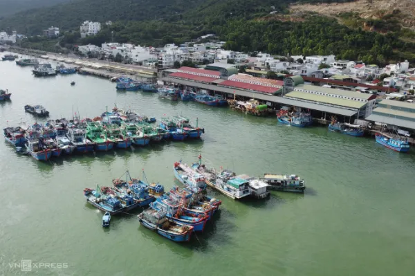 Tàu đánh bắt cá ngừ đại dương cập cảng Hòn Rớ, TP Nha Trang đầu năm 2023. Ảnh: Bùi Toàn