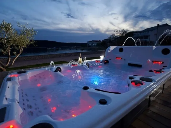 Thiết kế bể bơi spa ngoài trời Rudylux RD-859 đẳng cấp với hệ thống đèn led và vòi phun nước trên thành bể